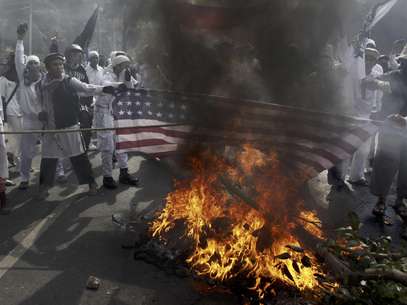 Manifestantes musulmanes queman una bandera de Estados Unidos durante una protesta contra el filme estadounidense "Innocence of Muslims", fuera de la embajada de Estados Unidos en Yakarta, Indonesia, el lunes 17 de septiembre de 2012. Aunque el hombre detrás de una película antimusulmana que desató la violencia en Medio Oriente probablemente sería castigado en su nativo Egipto por producirla, en Estados Unidos el gobierno está en la espinosa obligación de defender sus derechos a la libre expresión y garant Foto: Dita Alangkara / AP