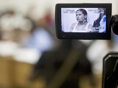 La mexicana Raquel Alatorre Correa, acusada de narcotráfico y otros delitos en Nicaragua, es filmada por un periodista de TV en Managua, martes 18 de septiembre de 2012. Alatorre está acusada de ser la cabecilla de un grupo de 18 mexicanos que intentaron hacerse pasar por periodistas de la cadena Televisa cuando transportaban millones de dólares a Costa Rica para pagar drogas introducidas a Estados Unidos. La captura el 20 de agosto reveló el papel de Nicaragua como país de trasiego entre los productores s Foto: Esteban Felix / AP