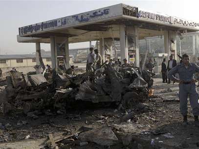 Afghan security personnel investigate at the site of a suicide attack in Kabul September 18, 2012. A suicide bomber blew up a mini-bus carrying foreign and local contract workers near Kabul airport in Afghanistan on Tuesday, with at least nine bodies lying near the wreckage, a Reuters witness at the scene said. Foto: Omar Sobhani / Reuters In English