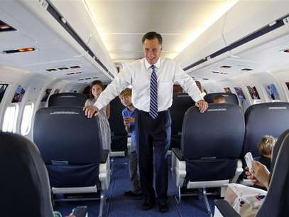U.S. Republican presidential nominee and former Massachusetts Governor Mitt Romney takes his grandson Wyatt (C) and granddaughter Gracie on a tour of his campaign plane in Salt Lake City, Utah September 18, 2012. Foto: Jim Young / Reuters In English