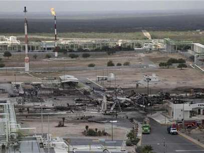 Un grupo de vehículos quemados y estanques de combustibles en una refinería de la compañía Pemex en Reynosa, México, sep 18 2012. La petrolera estatal mexicana Pemex informó el martes que un incendio en una de sus plantas de gas dejó 10 muertos en el norte del país, cerca de la frontera con Estados Unidos. Foto: Daniel Becerril / Reuters en español