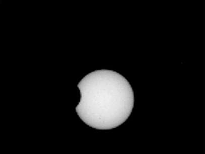 En esta foto del jueves 13 de septiembre de 2012, proporcionada por la NASA, la luna marciana Fobos se atraviesa en la vista del sol desde la perspectiva de la sonda Curiosity.  Foto: NASA/JPL-Caltech/MSSS / AP