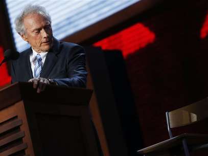 Actor Clint Eastwood addresses an empty chair and questions it as if it is U.S. President Obama, as he endorses Republican presidential nominee Mitt Romney during the final session of the Republican National Convention in Tampa, Florida, August 30, 2012. Foto: Eric Thayer / Reuters In English