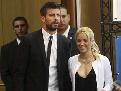 Colombian pop star and the United Nations Children's Fund (UNICEF) ambassador, Shakira, walks with her boyfriend, Barcelona soccer player Gerard Pique, after her joint news conference with Israel's president Shimon Peres (not seen) at the 3rd annual Israeli Presidential Conference in Jerusalem June 21, 2011. Foto: Ronen Zvulun / Reuters In English