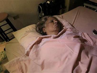 Cuban dissident Marta Beatriz Roque sleeps during a hunger strike in her house in Havana September 14, 2012. Foto: Enrique De La Osa / Reuters In English