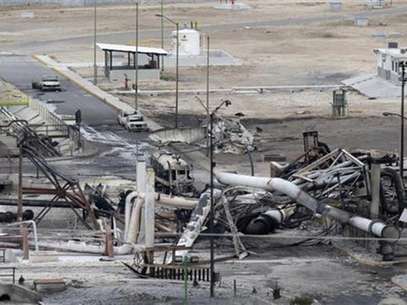 Burnt cars and gas storage tanks are seen at a gas facility of Pemex in Reynosa, September 18, 2012. Foto: Daniel Becerril / Reuters In English