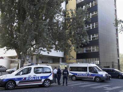 French police cars are parked in front of satirical weekly Charlie Hebdo offices in Paris September 19, 2012. Charlie Hebdo published cartoons of the Prophet Mohammad on Wednesday, a decision criticised by the French authorities which sent riot police to protect the magazine's offices. Foto: Jacky Naegelen / Reuters In English