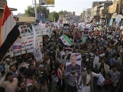 People hold pictures of victims at a rally in Sanaa September 18, 2012, commemorating people killed during last year's unrest against former Yemeni president Ali Abdullah Saleh. Tuesday marked the first anniversary of a major clash between opposition protesters and Saleh's security forces, which saw at least 26 people shot dead and hundreds wounded. Foto: Mohamed al-Sayaghi / Reuters In English