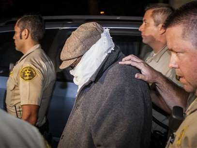 Nakoula Basseley Nakoula (C) is escorted out of his home by Los Angeles County Sheriff's officers in Cerritos, California September 15, 2012. Foto: Bret Hartman / Reuters In English