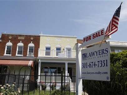 A U.S. flag decorates a for-sale sign at a home in the Capitol Hill neighborhood of Washington, August 21, 2012. Foto: Jonathan Ernst / Reuters In English