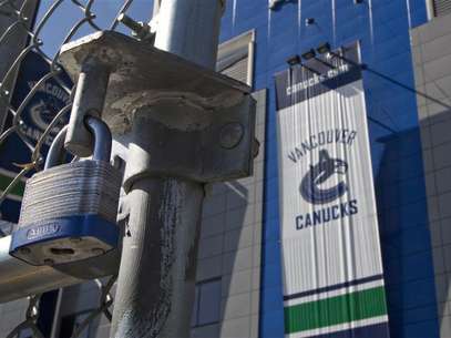A team sign hangs on the side of Rogers Arena, home to the National Hockey League's Vancouver Canucks, in Vancouver, British Columbia September 16, 2012. Foto: Andy Clark / Reuters In English
