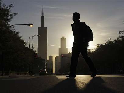 Student Tiandre Turner makes his way to class at Whitney Young High School in Chicago, September 19, 2012. Chicago students return to school on Wednesday after a teachers' strike ended, thrilling parents who had to stay home from work to care for their kids, pay for alternative childcare or leave them with friends and relatives for more than a week. Foto: John Gress / Reuters In English