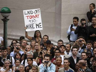 A crowd of onlookers are gathered outside the historic Federal Hall where U.S. President Barack Obama was speaking in the heart of Wall Street in New York, September 14, 2009. Foto: Larry Downing / Reuters In English