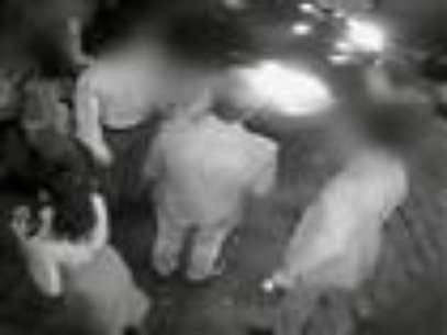 
              Grainy black-and-white surveillance camera footage shows an encounter between Lindsay Lohan and a pedestrian who says she clipped him while driving outside a New York City nightclub and then drove away. (Sept. 20)
             Foto: AP in English