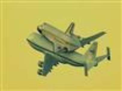 
              The space shuttle Endeavour took off atop a modified transport plane from a Houston airport Thursday, beginning its journey to retirement in California, where it will be put on permanent display in a museum. (Sept. 20) 
             Foto: AP in English