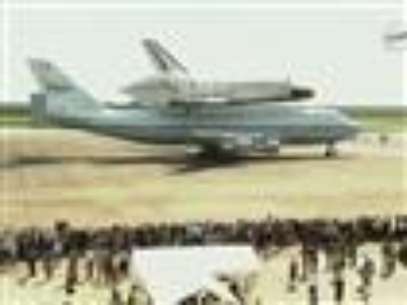 
              The retired U.S. space shuttle Endeavour touched down in Houston, Texas on Wednesday, the first stop on its way to a new life in a California museum. (Sept. 19)
              
             Foto: AP in English