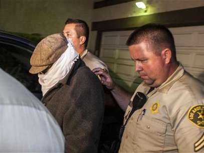 Nakoula Basseley Nakoula (L) is escorted out of his home by Los Angeles County Sheriff's officers in Cerritos, California September 15, 2012. Foto: Bret Hartman / Reuters In English