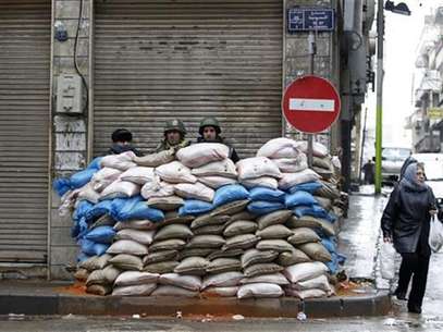 Syrian soldiers secure a checkpoint in Homs January 23, 2012. Foto: Ahmed Jadallah / Reuters In English