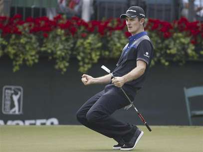 Justin Rose of England reacts after a birdie putt on the 18th hole during the first round of the Tour Championship golf tournament at the East Lake Golf Club in Atlanta, Georgia September 20, 2012. Foto: Tami Chappell / Reuters In English