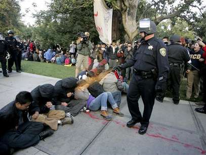 A University of California Davis police officer pepper-sprays students during their sit-in at an "Occupy UCD" demonstration in Davis, California November 18, 2011. Foto: Brian Nguyen / Reuters In English