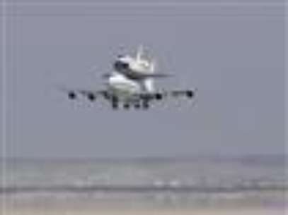 
              Space shuttle Endeavour returned to its California roots Thursday after a wistful cross-country journey that paid homage to NASA workers and former Arizona Rep. Gabrielle Giffords and her astronaut husband. (Sept. 20) 
             Foto: AP in English