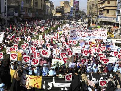 Miembros del partido religioso paquistaní Minhajul Quran portan carteles con el nombre del profeta Mahoma en una manifestación de protesta por la pelìcula en Lahore (Pakistán).  Foto: K.M. Chaudary / AP