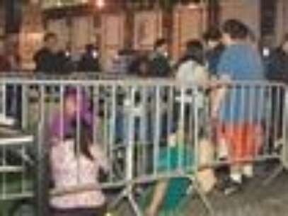 
              New Yorkers were standing in line overnight into Friday morning in advance of the sale of the new iPhone 5 at an Apple store in Manhattan. (Sept. 21)
             Foto: AP in English