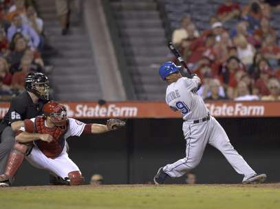 El dominicano Adrián Beltré de los Rangers de Texas (derecha) batea un jonrón de dos carreras en la novena entrada mientras el receptor Chris Iannetta, de los Angelinos de Los Angeles (centro) y el umpire del plato Bill Welke observa la trayectoria de la pelota, el jueves 20 de septiembre del 2012, en Anaheim, California.  Foto: Mark J. Terrill / AP