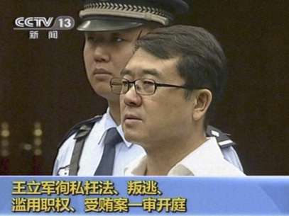 Imagen tomada de CCTV donde se ve a Wang Lijun durante su juicio en la provincia de Sichuan, China, el jueves 18 de septiembre de 2012. Un tribunal anunciará su veredicto el lunes 24 para el ex jefe de policía implicado en un sonado escándalo político donde fue asesinado un empresario británico.  Foto: CCTV vía AP video / AP
