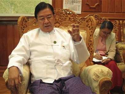 Aung Min, a retired general and minister for rail transportation tasked with negotiating an end to the decades-old conflicts, speaks to a Reuters reporter in his office in Naypyitaw February 15, 2012. Foto: Martin Petty / Reuters In English