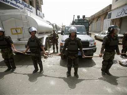 Riot policemen stand guard outside the French embassy in Sanaa September 20, 2012. Foto: Khaled Abdullah / Reuters In English