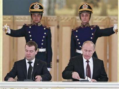 Russia's President Vladimir Putin (R) and Prime Minister Dmitry Medvedev attend a session of the State Council at the Kremlin in Moscow, July 17, 2012. Foto: Pool / Reuters In English