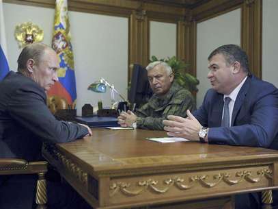 Russia's President Vladimir Putin (L) meets with Chief of Staff General Nikolai Makarov (C) and Defence Minister Anatoly Serdyukov at the Bocharov Ruchei state residence in Sochi September 21, 2012. Foto: Pool / Reuters In English