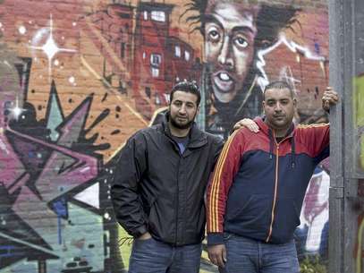 Youth worker Mostafa Ameziane (L), 31, and unemployed Hamza Ahmadoun, 25, pose for a photograph in Antwerp June 13, 2012. Foto: Eric Vidal / Reuters In English
