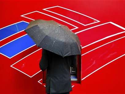 A Bank of America customer uses an ATM in Charlotte, North Carolina April 18, 2012. Foto: Chris Keane / Reuters In English