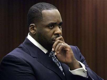 Former Detroit Mayor Kwame Kilpatrick listens to Judge David Groner during his sentencing hearing where he received 120 days in jail in Detroit, Michigan October 28, 2008. Foto: Rebecca Cook / Reuters In English