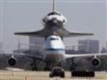 
              Space enthusiasts gathered near several Los Angeles landmarks for a final look at space shuttle Endeavour in action.   The shuttle will  head to its retirement home at the California Science Center in a few weeks. (Sept. 21)
             Foto: AP in English