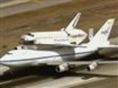 
              Space shuttle Endeavour landed safely at the Los Angeles International Airport Friday after a whirlwind aerial tour around California landmarks. (Sept. 21)
             Foto: AP in English