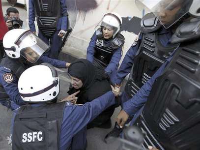 Riot policewomen arrest an anti-government protester during a demonstration in capital Manama, September 21, 2012. Foto: Hamad I Mohammed / Reuters In English
