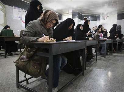 Women fill in their ballots during Iran's parliamentary elections at a mosque in southern Tehran March 2, 2012. Iranians voted on Friday in a parliamentary election likely to reinforce Supreme Leader Ayatollah Ali Khamenei's power over rival hardliners led by President Mahmoud Ahmadinejad. Foto: Raheb Homavandi / Reuters In English