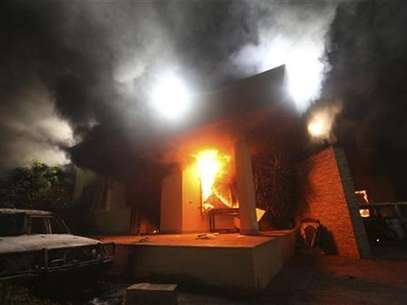 The U.S. Consulate in Benghazi is seen in flames during a protest by an armed group said to have been protesting a film being produced in the United States September 11, 2012. Foto: Esam Al-Fetori / Reuters In English