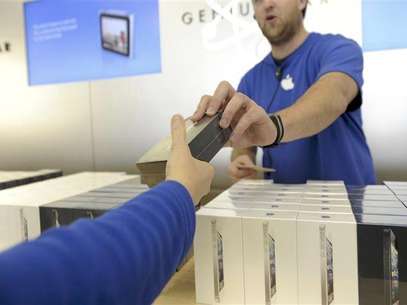 An Apple employee hands out an iPhone 5 at an Apple Store in San Francisco, California, September 21, 2012. Foto: Noah Berger / Reuters In English