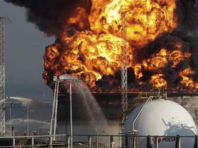 A view of the fire at El Palito refinery in Puerto Cabello in the state of Carabobo September 20, 2012. Foto: Stringer / Reuters In English