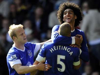 Everton's Marouane Fellaini celebrates scoring a goal with teammate John Heitinga. Foto: REBECCA NADEN / REUTERS