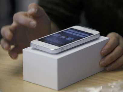 Un consumidor prueba el nuevo iPhone 5 de Apple en una tienda en Hong Kong, el viernes 21 de septiembre de 2012. Tanto Apple como Samsung están exigiendo modificar el veredicto que obligaría a esa segunda empresa a pagar 1.000 millones de dólares a la primera por infracción de patentes  Foto: Kin Cheung / AP
