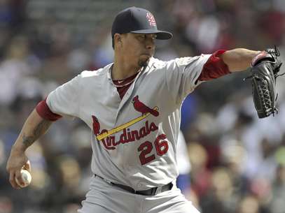 Kyle Lohse de los Cardenales de San Luis lanza ante los Cachorros de Chicago el domingo 23 de septiembre de 2012.  Foto: Paul Beaty / AP