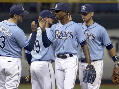 Los jugadores de los Rays de Tampa Bay Evan Longoria (3), Ryan Roberts (19), B.J. Upton, segundo de la derecha, y Ben Zobrist, derecha, se felicitan luego de su victoria de 3-0 sobre los Azulejops de Toronto el domingo 23 de septiembre de 2012, en St. Petersburg, Florida.  Foto: Phelan M. Ebenhack / AP