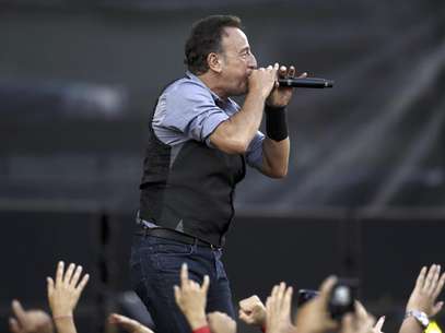 En esta fotografía del 14 de agosto de 2012, Bruce Springsteen actúa en el Fenway Park de Boston.  Foto: Michael Dwyer/Archivo / AP