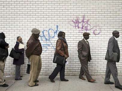 Jobseekers stand in line to attend the Dr. Martin Luther King Jr. career fair held by the New York State department of Labor in New York in this April 12, 2012 file photograph. Foto: Files / Reuters In English