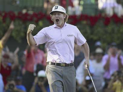 Brandt Snedeker of the U.S., reacts after winning the Tour Championship and the FedEx Cup on the 18th green during the final round of the Tour Championship golf tournament at the East Lake Golf Club in Atlanta, Georgia, September 23, 2012. Foto: Tami Chappell / Reuters In English